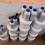 LOTE 030 - 13 LATAS DE 5KG COM COLA PISO AUBICON (NO ESTADO, NÃO SABEMOS SE FUNCIONA. LEILÃO NÃO TEM GARANTIA E NEM DEVOLUÇÃO).