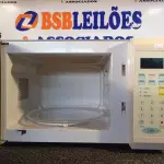 LOTE 006 - 01 MICRO-ONDAS. (NO ESTADO) ATENÇÃO! FAZER A VISITAÇÃO ANTES DE ARREMATAR, NÃO SABEMOS SE FUNCIONA. LEILÃO NÃO TEM GARANTIA E NEM DEVOLUÇÃO, SUJEITO A POSSÍVEIS AVARIAS VISÍVEIS/OCULTAS E/OU AUSÊNCIA DE COMPONENTES.