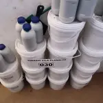 LOTE 030 - 13 LATAS DE 5KG COM COLA PISO AUBICON (NO ESTADO, NÃO SABEMOS SE FUNCIONA. LEILÃO NÃO TEM GARANTIA E NEM DEVOLUÇÃO).