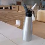 LOTE 008 - 01 SIFÃO DE INOX (GARRAFA PARA CHANTILY) DE 1 LITRO (NO ESTADO DE CONSERVAÇÃO QUE SE ENCONTRA, NÃO SABEMOS SE FUNCIONA. LEILÃO NÃO TEM GARANTIA E NEM DEVOLUÇÃO).