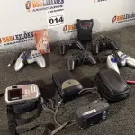 LOTE 014 - 06 MÁQUINAS FOTOGRÁFICAS E 05 CONTROLES PARA VIDEOGAME MARCAS E MODELOS DIVERSOS. (NO ESTADO) ATENÇÃO! FAZER A VISITAÇÃO ANTES DE ARREMATAR, NÃO SABEMOS SE FUNCIONA. LEILÃO NÃO TEM GARANTIA E NEM DEVOLUÇÃO, SUJEITO A POSSÍVEIS AVARIAS VISÍVEIS/OCULTAS E/OU AUSÊNCIA DE COMPONENTES.