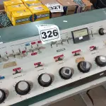 LOTE 326 - 01 MESA DE SOM ANTIGA. (NO ESTADO) ATENÇÃO! FAZER A VISITAÇÃO ANTES DE ARREMATAR, NÃO SABEMOS SE FUNCIONA. LEILÃO NÃO TEM GARANTIA E NEM DEVOLUÇÃO, SUJEITO A POSSÍVEIS AVARIAS VISÍVEIS/OCULTAS E/OU AUSÊNCIA DE COMPONENTES.