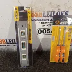 LOTE 005 - 01 NÍVEL DE MÃO E 01 DE CHAVES FENDA/PHILIPS 02 PEÇAS. (NO ESTADO) ATENÇÃO! FAZER A VISITAÇÃO ANTES DE ARREMATAR, NÃO SABEMOS SE FUNCIONA. LEILÃO NÃO TEM GARANTIA E NEM DEVOLUÇÃO, SUJEITO A POSSÍVEIS AVARIAS VISÍVEIS/OCULTAS E/OU AUSÊNCIA DE COMPONENTES.
