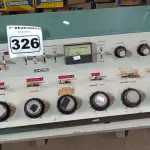 LOTE 326 - 01 MESA DE SOM ANTIGA. (NO ESTADO) ATENÇÃO! FAZER A VISITAÇÃO ANTES DE ARREMATAR, NÃO SABEMOS SE FUNCIONA. LEILÃO NÃO TEM GARANTIA E NEM DEVOLUÇÃO, SUJEITO A POSSÍVEIS AVARIAS VISÍVEIS/OCULTAS E/OU AUSÊNCIA DE COMPONENTES.