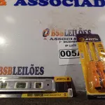 LOTE 005 - 01 NÍVEL DE MÃO E 01 DE CHAVES FENDA/PHILIPS 02 PEÇAS. (NO ESTADO) ATENÇÃO! FAZER A VISITAÇÃO ANTES DE ARREMATAR, NÃO SABEMOS SE FUNCIONA. LEILÃO NÃO TEM GARANTIA E NEM DEVOLUÇÃO, SUJEITO A POSSÍVEIS AVARIAS VISÍVEIS/OCULTAS E/OU AUSÊNCIA DE COMPONENTES.