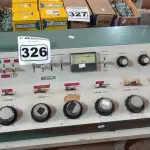 LOTE 326 - 01 MESA DE SOM ANTIGA. (NO ESTADO) ATENÇÃO! FAZER A VISITAÇÃO ANTES DE ARREMATAR, NÃO SABEMOS SE FUNCIONA. LEILÃO NÃO TEM GARANTIA E NEM DEVOLUÇÃO, SUJEITO A POSSÍVEIS AVARIAS VISÍVEIS/OCULTAS E/OU AUSÊNCIA DE COMPONENTES.