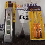 LOTE 005 - 01 NÍVEL DE MÃO E 01 DE CHAVES FENDA/PHILIPS 02 PEÇAS. (NO ESTADO) ATENÇÃO! FAZER A VISITAÇÃO ANTES DE ARREMATAR, NÃO SABEMOS SE FUNCIONA. LEILÃO NÃO TEM GARANTIA E NEM DEVOLUÇÃO, SUJEITO A POSSÍVEIS AVARIAS VISÍVEIS/OCULTAS E/OU AUSÊNCIA DE COMPONENTES.