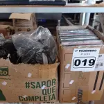 LOTE 019 - 01 LOTE COM VÁRIOS FONES HEADSET E DVD’S DE TÍTULOS DIVERSOS. (NO ESTADO) ATENÇÃO! FAZER A VISITAÇÃO ANTES DE ARREMATAR, NÃO SABEMOS SE FUNCIONA. LEILÃO NÃO TEM GARANTIA E NEM DEVOLUÇÃO, SUJEITO A POSSÍVEIS AVARIAS VISÍVEIS/OCULTAS E/OU AUSÊNCIA DE COMPONENTES.
