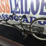 LOTE 029 - 01 - REBOQUE BICICLETA CANADIAN X TRAIL QUADRO DE ALUMÍNIO (NO ESTADO, NÃO SABEMOS SE FUNCIONA. LEILÃO NÃO TEM GARANTIA E NEM DEVOLUÇÃO, SUJEITO A POSSÍVEIS AVARIAS VISÍVEIS/OCULTAS E/OU AUSÊNCIA DE COMPONENTES)