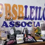 LOTE 313 - 70 – ITENS PAPELARIA E DECORAÇÃO DIVERSOS (APROXIMADAMENTE) (NO ESTADO, NÃO SABEMOS SE FUNCIONA. LEILÃO NÃO TEM GARANTIA E NEM DEVOLUÇÃO, SUJEITO A POSSÍVEIS AVARIAS VISÍVEIS/OCULTAS E/OU AUSÊNCIA DE COMPONENTES)