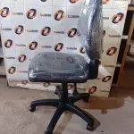 LOTE 070 - 01 CADEIRA DE ESCRITÓRIO COM BASE GIRATÓRIA. (NO ESTADO) ATENÇÃO! FAZER A VISITAÇÃO ANTES DE ARREMATAR, NÃO SABEMOS SE FUNCIONA. LEILÃO NÃO TEM GARANTIA E NEM DEVOLUÇÃO, SUJEITO A POSSÍVEIS AVARIAS VISÍVEIS/OCULTAS E/OU AUSÊNCIA DE COMPONENTES.