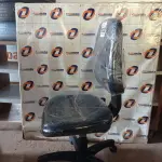 LOTE 130 - 01 CADEIRA DE ESCRITÓRIO COM BASE GIRATÓRIA. (NO ESTADO) ATENÇÃO! FAZER A VISITAÇÃO ANTES DE ARREMATAR, NÃO SABEMOS SE FUNCIONA. LEILÃO NÃO TEM GARANTIA E NEM DEVOLUÇÃO, SUJEITO A POSSÍVEIS AVARIAS VISÍVEIS/OCULTAS E/OU AUSÊNCIA DE COMPONENTES.