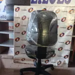 LOTE 130 - 01 CADEIRA DE ESCRITÓRIO COM BASE GIRATÓRIA. (NO ESTADO) ATENÇÃO! FAZER A VISITAÇÃO ANTES DE ARREMATAR, NÃO SABEMOS SE FUNCIONA. LEILÃO NÃO TEM GARANTIA E NEM DEVOLUÇÃO, SUJEITO A POSSÍVEIS AVARIAS VISÍVEIS/OCULTAS E/OU AUSÊNCIA DE COMPONENTES.