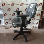 LOTE 140 - 01 CADEIRA DE ESCRITÓRIO COM BASE GIRATÓRIA. (NO ESTADO) ATENÇÃO! FAZER A VISITAÇÃO ANTES DE ARREMATAR, NÃO SABEMOS SE FUNCIONA. LEILÃO NÃO TEM GARANTIA E NEM DEVOLUÇÃO, SUJEITO A POSSÍVEIS AVARIAS VISÍVEIS/OCULTAS E/OU AUSÊNCIA DE COMPONENTES.