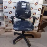 LOTE 120 - 01 CADEIRA DE ESCRITÓRIO COM BASE GIRATÓRIA. (NO ESTADO) ATENÇÃO! FAZER A VISITAÇÃO ANTES DE ARREMATAR, NÃO SABEMOS SE FUNCIONA. LEILÃO NÃO TEM GARANTIA E NEM DEVOLUÇÃO, SUJEITO A POSSÍVEIS AVARIAS VISÍVEIS/OCULTAS E/OU AUSÊNCIA DE COMPONENTES.