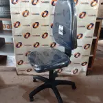 LOTE 160 - 01 CADEIRA DE ESCRITÓRIO COM BASE GIRATÓRIA. (NO ESTADO) ATENÇÃO! FAZER A VISITAÇÃO ANTES DE ARREMATAR, NÃO SABEMOS SE FUNCIONA. LEILÃO NÃO TEM GARANTIA E NEM DEVOLUÇÃO, SUJEITO A POSSÍVEIS AVARIAS VISÍVEIS/OCULTAS E/OU AUSÊNCIA DE COMPONENTES.