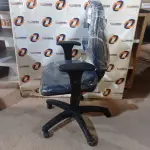 LOTE 120 - 01 CADEIRA DE ESCRITÓRIO COM BASE GIRATÓRIA. (NO ESTADO) ATENÇÃO! FAZER A VISITAÇÃO ANTES DE ARREMATAR, NÃO SABEMOS SE FUNCIONA. LEILÃO NÃO TEM GARANTIA E NEM DEVOLUÇÃO, SUJEITO A POSSÍVEIS AVARIAS VISÍVEIS/OCULTAS E/OU AUSÊNCIA DE COMPONENTES.