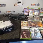 LOTE 015 - 01 XBOX 360 COM FONTE E VARIOS JOGOS. (NO ESTADO) ATENÇÃO! FAZER A VISITAÇÃO ANTES DE ARREMATAR, NÃO SABEMOS SE FUNCIONA. LEILÃO NÃO TEM GARANTIA E NEM DEVOLUÇÃO, SUJEITO A POSSÍVEIS AVARIAS VISÍVEIS/OCULTAS E/OU AUSÊNCIA DE COMPONENTES.