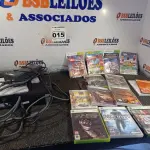 LOTE 015 - 01 XBOX 360 COM FONTE E VARIOS JOGOS. (NO ESTADO) ATENÇÃO! FAZER A VISITAÇÃO ANTES DE ARREMATAR, NÃO SABEMOS SE FUNCIONA. LEILÃO NÃO TEM GARANTIA E NEM DEVOLUÇÃO, SUJEITO A POSSÍVEIS AVARIAS VISÍVEIS/OCULTAS E/OU AUSÊNCIA DE COMPONENTES.
