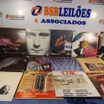 LOTE 024 - 01 LOTE COM DISCOS EM VINIL (NO ESTADO, NÃO SABEMOS SE FUNCIONA. LEILÃO NÃO TEM GARANTIA E NEM DEVOLUÇÃO).