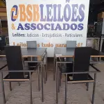 LOTE 027 - 02 MESAS DESIGN ARROJADO COM TAMPO DE MADEIRA E PÉS DE FERRO COM 04 CADEIRAS MEDINDO 80CMX80CM. (NO ESTADO, NÃO SABEMOS SE FUNCIONA. LEILÃO NÃO TEM GARANTIA E NEM DEVOLUÇÃO).