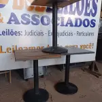 LOTE 014 - 03 MESAS DE MADEIRA COM PÉS DE FERRO MEDIDAS VARIADAS. (NO ESTADO, NÃO SABEMOS SE FUNCIONA. LEILÃO NÃO TEM GARANTIA E NEM DEVOLUÇÃO).