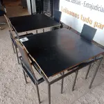 LOTE 027 - 02 MESAS DESIGN ARROJADO COM TAMPO DE MADEIRA E PÉS DE FERRO COM 04 CADEIRAS MEDINDO 80CMX80CM. (NO ESTADO, NÃO SABEMOS SE FUNCIONA. LEILÃO NÃO TEM GARANTIA E NEM DEVOLUÇÃO).