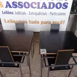 LOTE 027 - 02 MESAS DESIGN ARROJADO COM TAMPO DE MADEIRA E PÉS DE FERRO COM 04 CADEIRAS MEDINDO 80CMX80CM. (NO ESTADO, NÃO SABEMOS SE FUNCIONA. LEILÃO NÃO TEM GARANTIA E NEM DEVOLUÇÃO).
