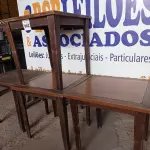 LOTE 002 - 04 MESAS DE MADEIRA MEDINDO 80CMX80CM. (NO ESTADO, NÃO SABEMOS SE FUNCIONA. LEILÃO NÃO TEM GARANTIA E NEM DEVOLUÇÃO).
