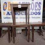 LOTE 002 - 04 MESAS DE MADEIRA MEDINDO 80CMX80CM. (NO ESTADO, NÃO SABEMOS SE FUNCIONA. LEILÃO NÃO TEM GARANTIA E NEM DEVOLUÇÃO).