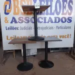 LOTE 014 - 03 MESAS DE MADEIRA COM PÉS DE FERRO MEDIDAS VARIADAS. (NO ESTADO, NÃO SABEMOS SE FUNCIONA. LEILÃO NÃO TEM GARANTIA E NEM DEVOLUÇÃO).
