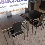 LOTE 028 - 02 MESAS DESIGN ARROJADO COM TAMPO DE MADEIRA E PÉS DE FERRO COM 04 CADEIRAS MEDINDO 80CMX80CM. (NO ESTADO, NÃO SABEMOS SE FUNCIONA. LEILÃO NÃO TEM GARANTIA E NEM DEVOLUÇÃO).