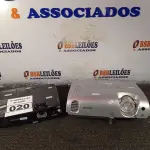 LOTE 020 - 02 PROJETORES MULTIMIDIA MARCAS E MODELOS DIVERSOS PARA RETIRADA DE PEÇAS. (NO ESTADO) ATENÇÃO! FAZER A VISITAÇÃO ANTES DE ARREMATAR, NÃO SABEMOS SE FUNCIONA. LEILÃO NÃO TEM GARANTIA E NEM DEVOLUÇÃO, SUJEITO A POSSÍVEIS AVARIAS VISÍVEIS/OCULTAS E/OU AUSÊNCIA DE COMPONENTES.