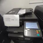 LOTE 002 - 02 MULTIFUNCIONAL MONO LASER_KYOCERA TASKALFA 3010I + GRAMPEADOR 50 FLS + GABINETE COM RODAS (NO ESTADO)