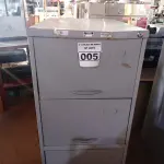 LOTE 005 - 01 ARQUIVO DE AÇO COM 04 GAVETAS. (NO ESTADO) ATENÇÃO! FAZER A VISITAÇÃO ANTES DE ARREMATAR, NÃO SABEMOS SE FUNCIONA. LEILÃO NÃO TEM GARANTIA E NEM DEVOLUÇÃO, SUJEITO A POSSÍVEIS AVARIAS VISÍVEIS/OCULTAS E/OU AUSÊNCIA DE COMPONENTES.