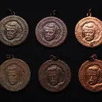 LOTE 029 - LOTE 29 – MEDALHAS MAESTRO CARLOS GOMES 	MEDALHA	OBSERVAÇÕES 1.		Centenário do Maestro Carlos Gomes. 1936 Gravador: José Peón	Bronzeada 2.		Centenário do Maestro Carlos Gomes. 1936 Gravador: José Peón	Bronzeada 3.		Centenário do Maestro Carlos Gomes. 1936 Gravador: José Peón	Acobreada 4.		Centenário do Maestro Carlos Gomes. 1936 Gravador: José Peón	Acobreada 5.		Centenário do Maestro Carlos Gomes. 1936 Gravador: José Peón	Dourada 6.		Centenário do Maestro Carlos Gomes. 1936Gravador: José Peón	Dourada