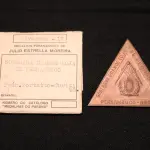 LOTE 001 - LOTE 1 – MEDALHAS DA MAÇONARIA 	MEDALHA	OBSERVAÇÕES 1.		Soberana Grande Loja de Pernambuco. 1960. Gravadores: José Peon e José Tortatto.	Envelope da Coleção Júlio Estrella Moreira 2.		Fraternidade Paranaense Curytiba. 1929.	Prova de Cunho – reverso liso 3.		Fraternidade Paranaense Curityba	Prova de Cunho – reverso liso 4.		Concordia IV – Curitiba – 1929. Gravador: José Peon	Prova de Cunho – reverso liso 5.		Bem. Segr: e Amor da Ord. 1860 – 23 Dez - 1960	Reverso Liso