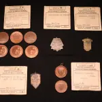 LOTE 009 - LOTE 9 – MEDALHAS PALESTRA ITÁLIA - ESPORTE 	MEDALHA	OBSERVAÇÕES 1.		Joquei Clube do Paraná – Festa da Terra. 1931	Acobreada - envelope da Coleção Júlio Estrella Moreira 2.		Joquei Clube do Paraná – Festa da Terra. 1931	Acobreada 3.		Joquei Clube do Paraná – Festa da Terra. 1931	Acobreada 4.		Joquei Clube do Paraná – Festa da Terra. 1931	Acobreada 5.		Joquei Clube do Paraná – Festa da Terra. 1931	Acobreada 6.		Joquei Clube do Paraná – Festa da Terra. 1931	Acobreada 7.		Graciosa Country Club – Campeonato de Tênis 1939. Gravador Mueller	Prateada - envelope da Coleção Júlio Estrella Moreira 8.		Graciosa Country Club – 1938. Gravador Mueller	Prateada - envelope da Coleção Júlio Estrella Moreira 9.		Graciosa Country Club – 1938. Gravador  J. Peón	Bronze - envelope da Coleção Júlio Estrella Moreira 10.		Graciosa Country Club – 1938. Gravador J. Peón	Bronze 11.		Sociedade de Tiro ao Alvo de Curitiba. 1940 Gravador: Mueller	Prateada - envelope da Coleção Júlio Estrella Moreira