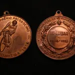 LOTE 025 - LOTE 25 – MEDALHAS INDÚSTRIA 	MEDALHA	OBSERVAÇÕES 1.		Fabrica de Curitiba. 1944.	Bronzeada – envelope da Coleção Júlio Estrella Moreira 2.		Salão anual de fotografias folhinhas Prosdócimo Gravador: Frederico Tod.	Bronzeada – prova de cunho 3.		Salão anual de fotografias folhinhas Prosdócimo Gravador: Frederico Tod.	Bronzeada – envelope da Coleção Júlio Estrella Moreira 4.		Grande Prémio Prosdócimo (ciclismo) Gravador: José Peón	Bronzeada 5.		Grande Prémio Prosdócimo (ciclismo) Gravador: José Peón	Bronzeada