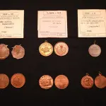 LOTE 005 - LOTE 5 – MEDALHAS CIVICAS E MILITARES 	MEDALHA	OBSERVAÇÕES 1.		União Cívica Paranaense – 1916. Gravadores: Jose Peon e Fernandez	Prova de Cunho, Bronze –  Envelope da Coleção Júlio Estrella Moreira 2.		União Cívica Paranaense – 1916. Gravadores: Jose Peon e Fernandez	Acobreada 3.		Revolução de 05 de outubro de 1930. Gravador: José Peon.	Prateada 4.		Corrida do Facho Militar – 15 Batalhão de Caçadores – Curitiba Pr.	Acobreada - envelope da Coleção Júlio Estrella Moreira 5.		Corrida do Facho Militar – 15 Batalhão de Caçadores – Curitiba Pr.	Bronze - envelope da Coleção Júlio Estrella Moreira 6.		Corrida do Facho Militar – 5 ª Região Militar. 1943. Gravador: Frederico Tod.	Acobreada 7.		Corrida do Facho Militar – 5 ª Região Militar. 1943. Gravador: Frederico Tod.	Acobreada 8.		Corrida do Facho Militar – 5 ª Região Militar. 1948. Gravador: José Peon	Acobreada 9.		Corrida do Facho Militar – 5 ª Região Militar. 1948. Gravador: José Peon	Acobreada 10.		Revolução de 1932. Gravador Montini	Acobreada 11.		Revolução de 1932. Gravador Montini	Acobreada