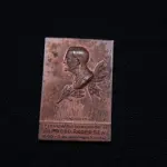 LOTE 014 - LOTE 14 – MEDALHAS – ALFREDO ANDERSEN 	MEDALHA	OBSERVAÇÕES 1.		1ª Exposição de Artistas Paranaenses no Rio de Janeiro. Sociedade de Amigos de Alfredo Andersen.1943. Gravador: José Peon	Bronze 2.		1ª Exposição de Artistas Paranaenses no Rio de Janeiro. Sociedade de Amigos de Alfredo Andersen.1943. Gravador: José Peon	Cobre 3.		1ª Exposição de Artistas Paranaenses no Rio de Janeiro. Sociedade de Amigos de Alfredo Andersen.1943. Gravador: José Peon	Prateada 4.		IV Salão Paranaense de Belas Artes. 1947. Homenagem a Alfredo Andersen (1860-1935). Gravador: José Peon	Cobre 5.		1° Salão Internacional de Arte Fotografica. Foto Clube Colméia. 1960. Gravadores: José Peon e José Tortatto.