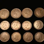 LOTE 048 - LOTE 48 – MOEDAS ITÁLIA, ISRAEL ESPANHA 	MOEDA	OBSERVAÇÕES 1.		100 Liras (1966, 1968,1978)	3 unidades 2.		500 Liras (2 x 1985, 1983, 1989 e 1995)	5 unidades 3.		200 Liras (1979)	1 unidade 4.		10 Shekel	2 unidades 5.		½ Shekel	1 unidade 6.		25 Pesetas (1957)	1 unidade 7.		5 Pesetas (1957)	3 unidades 8.		1 Peseta (1953)	1 unidade 9.		25 Pesetas (1975)	3 unidades 10.		5 Pesetas (1975)	8 unidades 11.		1 Peseta (1975)	4 unidades 12.		5 Pesetas (1991,1992 e 1998)	3 unidades