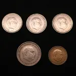 LOTE 048 - LOTE 48 – MOEDAS ITÁLIA, ISRAEL ESPANHA 	MOEDA	OBSERVAÇÕES 1.		100 Liras (1966, 1968,1978)	3 unidades 2.		500 Liras (2 x 1985, 1983, 1989 e 1995)	5 unidades 3.		200 Liras (1979)	1 unidade 4.		10 Shekel	2 unidades 5.		½ Shekel	1 unidade 6.		25 Pesetas (1957)	1 unidade 7.		5 Pesetas (1957)	3 unidades 8.		1 Peseta (1953)	1 unidade 9.		25 Pesetas (1975)	3 unidades 10.		5 Pesetas (1975)	8 unidades 11.		1 Peseta (1975)	4 unidades 12.		5 Pesetas (1991,1992 e 1998)	3 unidades
