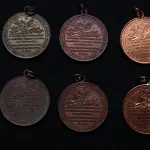 LOTE 029 - LOTE 29 – MEDALHAS MAESTRO CARLOS GOMES 	MEDALHA	OBSERVAÇÕES 1.		Centenário do Maestro Carlos Gomes. 1936 Gravador: José Peón	Bronzeada 2.		Centenário do Maestro Carlos Gomes. 1936 Gravador: José Peón	Bronzeada 3.		Centenário do Maestro Carlos Gomes. 1936 Gravador: José Peón	Acobreada 4.		Centenário do Maestro Carlos Gomes. 1936 Gravador: José Peón	Acobreada 5.		Centenário do Maestro Carlos Gomes. 1936 Gravador: José Peón	Dourada 6.		Centenário do Maestro Carlos Gomes. 1936Gravador: José Peón	Dourada
