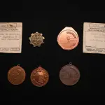 LOTE 025 - LOTE 25 – MEDALHAS INDÚSTRIA 	MEDALHA	OBSERVAÇÕES 1.		Fabrica de Curitiba. 1944.	Bronzeada – envelope da Coleção Júlio Estrella Moreira 2.		Salão anual de fotografias folhinhas Prosdócimo Gravador: Frederico Tod.	Bronzeada – prova de cunho 3.		Salão anual de fotografias folhinhas Prosdócimo Gravador: Frederico Tod.	Bronzeada – envelope da Coleção Júlio Estrella Moreira 4.		Grande Prémio Prosdócimo (ciclismo) Gravador: José Peón	Bronzeada 5.		Grande Prémio Prosdócimo (ciclismo) Gravador: José Peón	Bronzeada