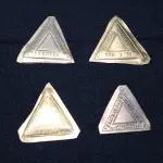 LOTE 001 - LOTE 1 – MEDALHAS DA MAÇONARIA 	MEDALHA	OBSERVAÇÕES 1.		Soberana Grande Loja de Pernambuco. 1960. Gravadores: José Peon e José Tortatto.	Envelope da Coleção Júlio Estrella Moreira 2.		Fraternidade Paranaense Curytiba. 1929.	Prova de Cunho – reverso liso 3.		Fraternidade Paranaense Curityba	Prova de Cunho – reverso liso 4.		Concordia IV – Curitiba – 1929. Gravador: José Peon	Prova de Cunho – reverso liso 5.		Bem. Segr: e Amor da Ord. 1860 – 23 Dez - 1960	Reverso Liso
