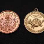 LOTE 005 - LOTE 5 – MEDALHAS CIVICAS E MILITARES 	MEDALHA	OBSERVAÇÕES 1.		União Cívica Paranaense – 1916. Gravadores: Jose Peon e Fernandez	Prova de Cunho, Bronze –  Envelope da Coleção Júlio Estrella Moreira 2.		União Cívica Paranaense – 1916. Gravadores: Jose Peon e Fernandez	Acobreada 3.		Revolução de 05 de outubro de 1930. Gravador: José Peon.	Prateada 4.		Corrida do Facho Militar – 15 Batalhão de Caçadores – Curitiba Pr.	Acobreada - envelope da Coleção Júlio Estrella Moreira 5.		Corrida do Facho Militar – 15 Batalhão de Caçadores – Curitiba Pr.	Bronze - envelope da Coleção Júlio Estrella Moreira 6.		Corrida do Facho Militar – 5 ª Região Militar. 1943. Gravador: Frederico Tod.	Acobreada 7.		Corrida do Facho Militar – 5 ª Região Militar. 1943. Gravador: Frederico Tod.	Acobreada 8.		Corrida do Facho Militar – 5 ª Região Militar. 1948. Gravador: José Peon	Acobreada 9.		Corrida do Facho Militar – 5 ª Região Militar. 1948. Gravador: José Peon	Acobreada 10.		Revolução de 1932. Gravador Montini	Acobreada 11.		Revolução de 1932. Gravador Montini	Acobreada