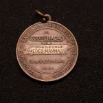 LOTE 006 - LOTE 6 – MEDALHAS CULTURA E LAZER 	MEDALHA	OBSERVAÇÕES 1.		Monumento a Tiradentes. 1927 Gravador: Jose Peon	Acobreada - envelope da Coleção Júlio Estrella Moreira 2.		1ª Exposição da Sociedade Paranaense de Arqueologia.1931.  Gravador: Jose Peon	Acobreada - envelope da Coleção Júlio Estrella Moreira 3.		1ª Exposição da Sociedade Paranaense de Arqueologia.1931.  Gravador: Jose Peon	Dourada - envelope da Coleção Júlio Estrella Moreira 4.		6° Concurso de Fotografia – Foto Clube do Paraná. 1943 – Gravador: Mueller	Acobreada - envelope da Coleção Júlio Estrella Moreira 5.		Exposição Filatélica Sulbrasileira – Sulbrape. 1949 Gravador: Jose Peon	Prova de Cunho, dourada. 6.		Exposição Filatélica Sulbrasileira – Sulbrape. 1949 Gravador: Jose Peon	Dourada - envelope da Coleção Júlio Estrella Moreira 7.		Sociedade Rio Branco 70 anos. 1954	Prova de Cunho - Dourada 8.		Sociedade Rio Branco 70 anos. 1954	Prova de Cunho - Dourada 9.		1° Festival de Música de Compositores Paranaenses - Aquibadan Sociedade Cultural.1963 Gravadores: José Peon e José Tortatto.