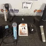 LOTE 026 - 06 MICROFONES SENDO 01 DE LAPELA. (NO ESTADO) ATENÇÃO! FAZER A VISITAÇÃO ANTES DE ARREMATAR, NÃO SABEMOS SE FUNCIONA. LEILÃO NÃO TEM GARANTIA E NEM DEVOLUÇÃO, SUJEITO A POSSÍVEIS AVARIAS VISÍVEIS/OCULTAS E/OU AUSÊNCIA DE COMPONENTES.