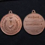 LOTE 004 - LOTE 4 – MEDALHAS PARANÁ EDUCAÇÃO E CULTURA 	MEDALHA	OBSERVAÇÕES 1.		Instituto Neo-pitagórico a Angelo Guido. 1926	Envelope de época 2.		Instituto Neo-pitagórico a Angelo Guido. 1926	Envelope de época 3.		Instituto Neo-pitagórico a Angelo Guido. 1926	Envelope da Coleção Júlio Estrella Moreira 4.		Colégio Estadual José Bonifácio, Paranagua. 1959 Gravadores: José Peon e José Tortatto.	Acobreada 5.		Inauguração da Escola Profissional República Argentina. 1932. Gravador: José Peon	Acobreada 6.		Homenagem ao professor Fernando Augusto Moreira. 1938. Gravador: José Peon	Retangular 7.		Homenagem ao professor Fernando Augusto Moreira. 1938. Gravador: José Peon	Retangular